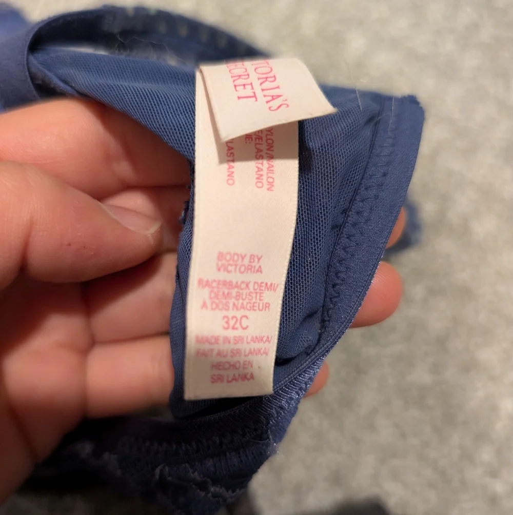 3 Victoria Secret Bras 32C - Picture 7 of 7